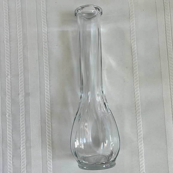 3 Clear Glass Vases Vintage Heights: 9" / 9" / 7.5" - Picture 6 of 13